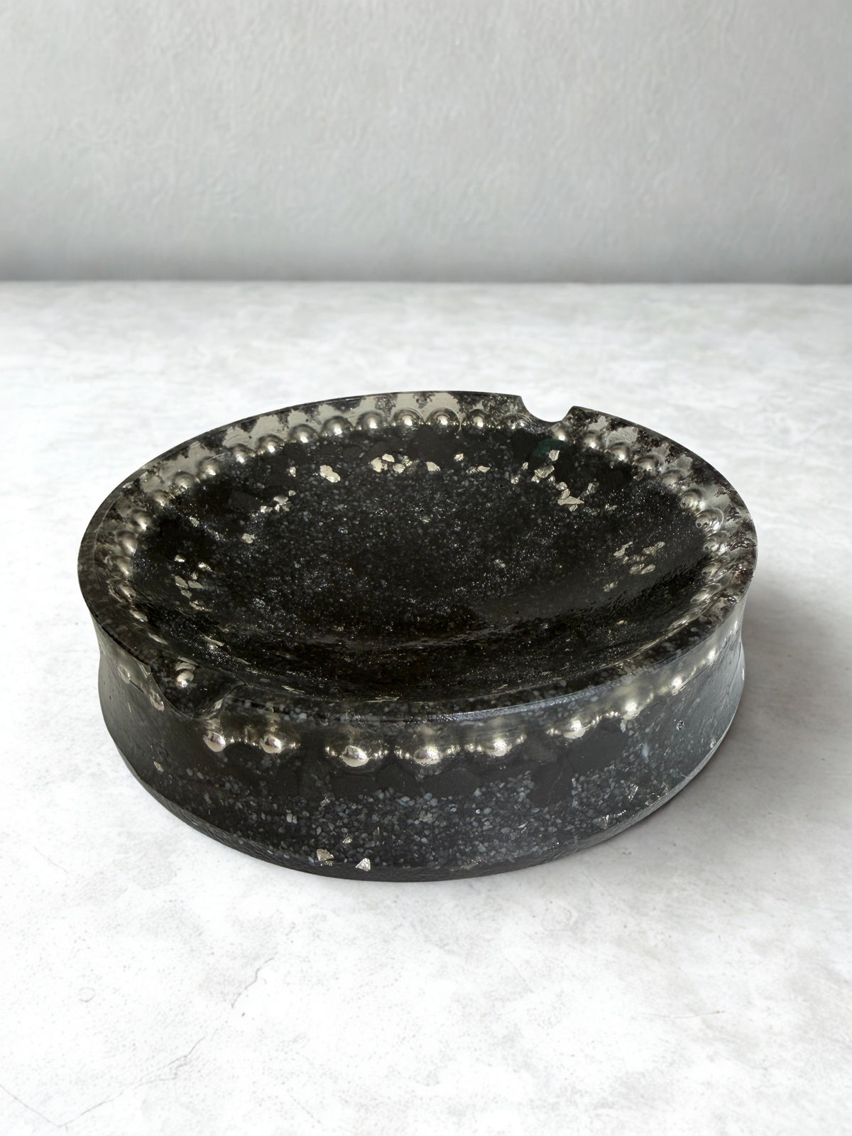 Scrumieră handmade din rășină și piatră — vedere 2