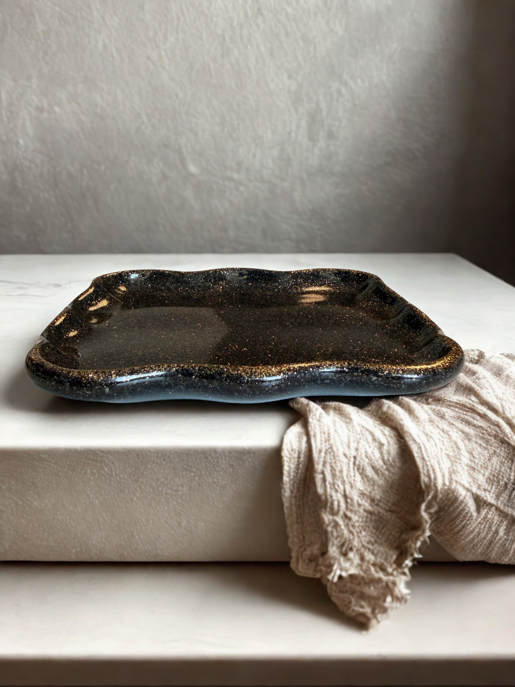 Tavă decorativă handmade din rășină și piatră — fotografie principală