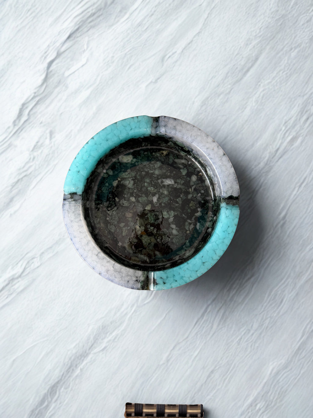 Scrumieră fosforescentă din rășină și piatră — vedere 2