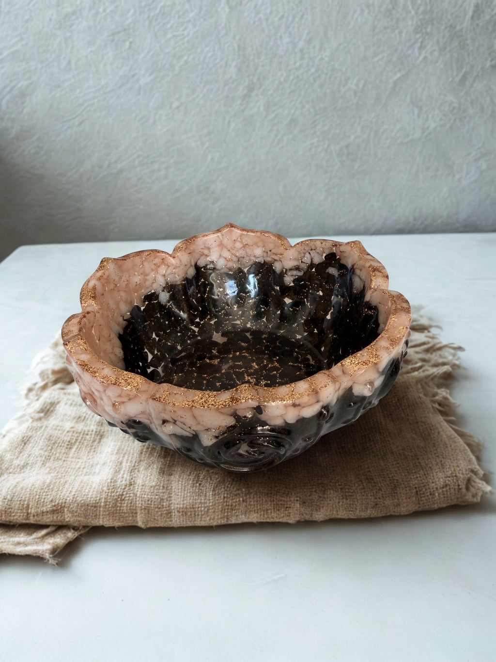 Bol decorativ handmade din rășină și piatră — fotografie principală