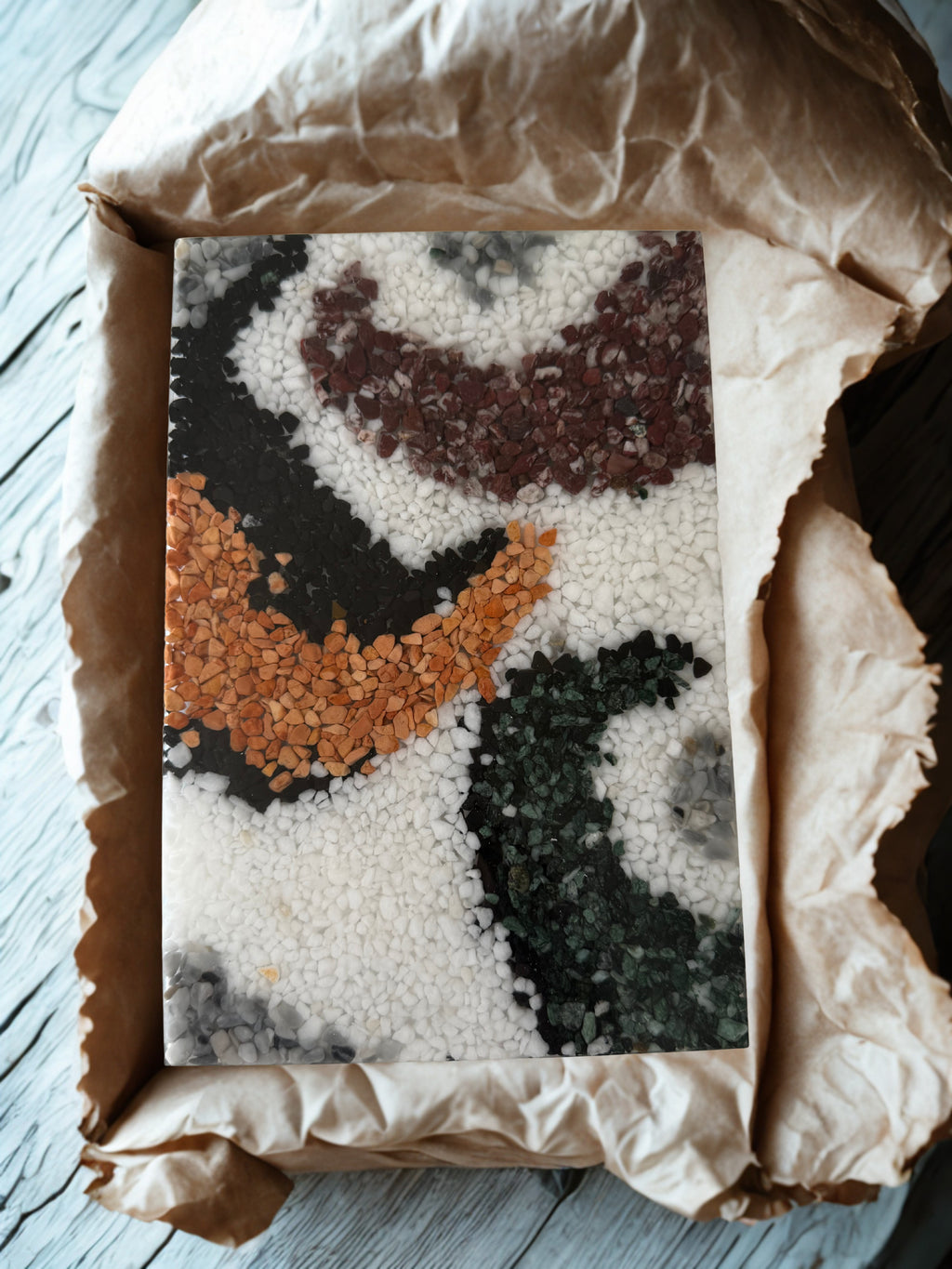 Tavă decorativă handmade din rășină și piatră — vedere 2