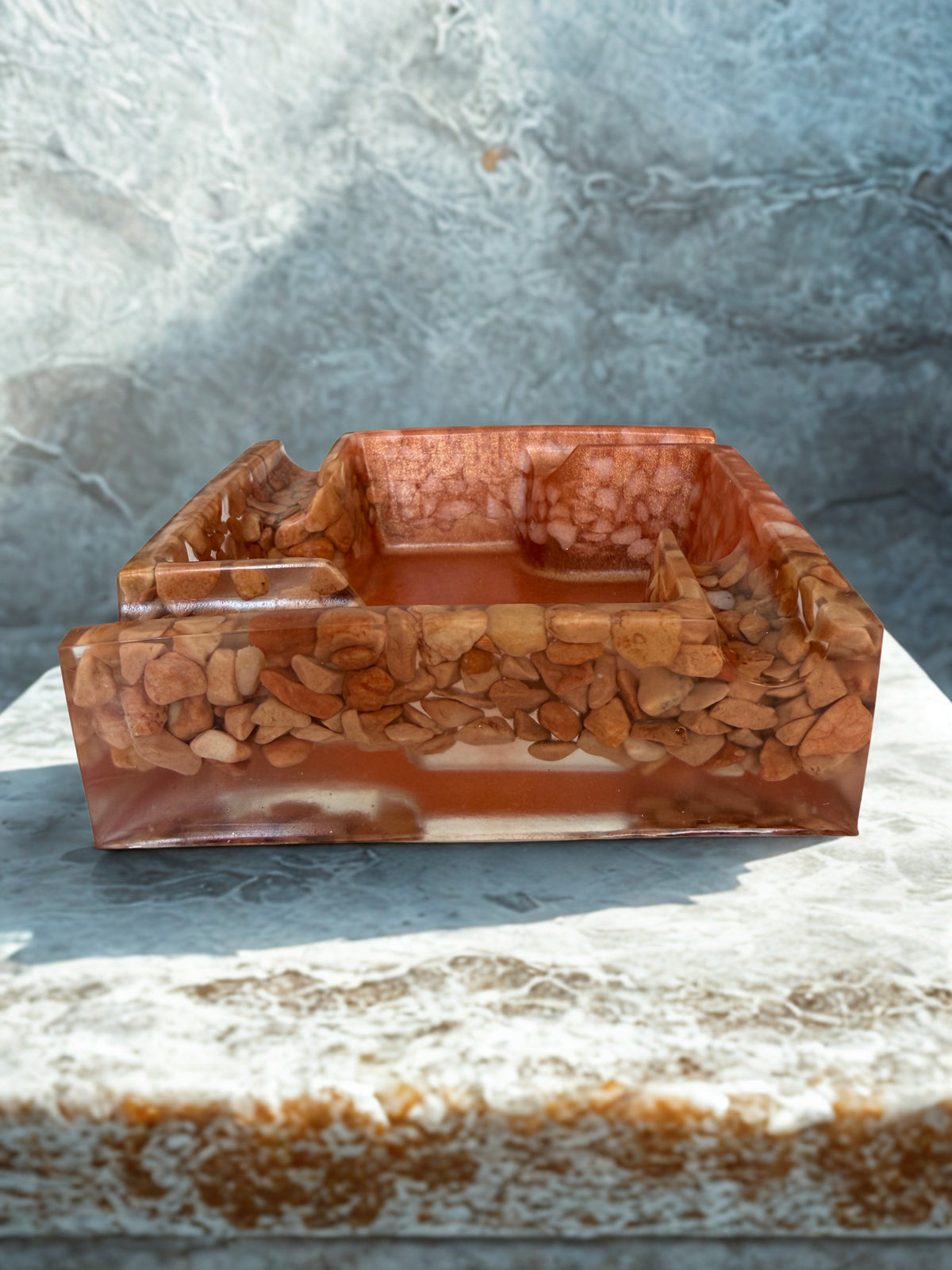 Scrumieră handmade din rășină și piatră — fotografie principală