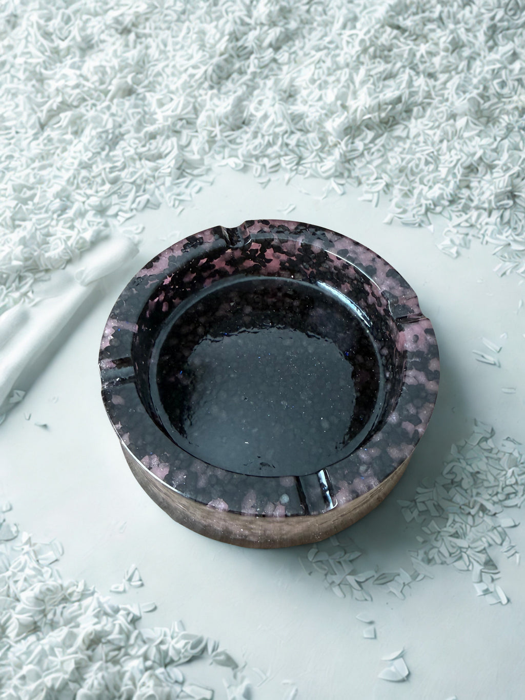 Scrumieră fosforescentă din rășină și piatră — vedere 2