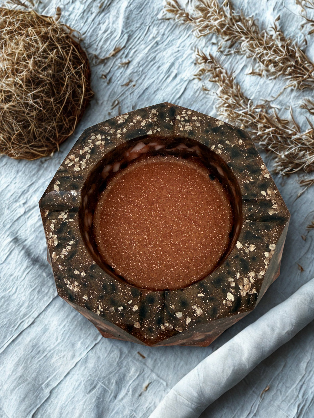 Scrumieră handmade din rășină și piatră — vedere 2