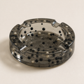 Scrumieră rotundă din rășină epoxidică fumurie cu perle și mărgele negre