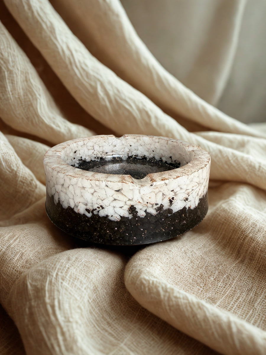 Scrumieră handmade din rășină și piatră — fotografie principală